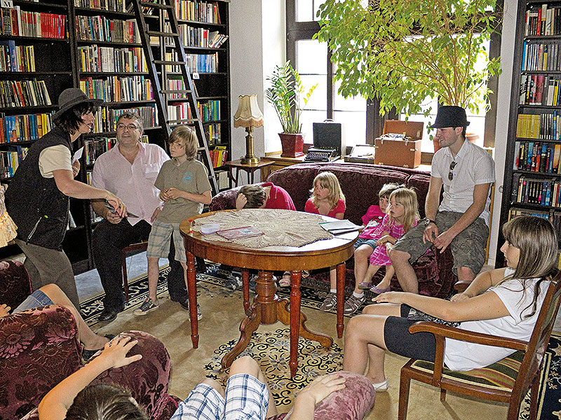 Spaziergang Petra mit Gruppe in Archiv